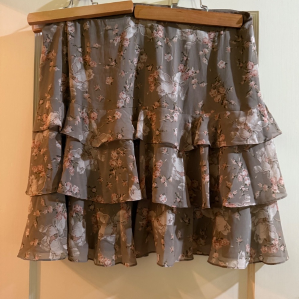 NWT 18 Lauren Ralph Lauren 3 Tier Short Skirt Taupe and Pink/White Floral Design